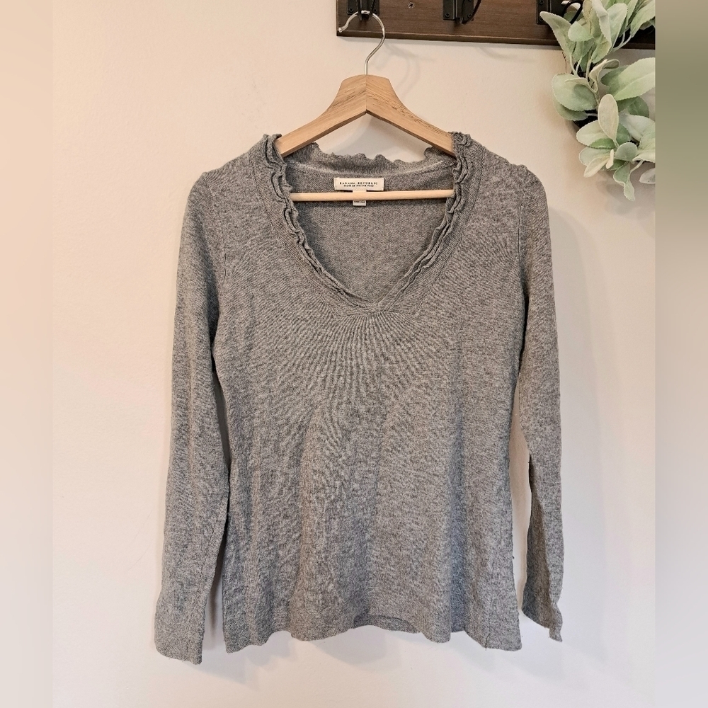 BANANA Republic 100% Italian Yarn Gray V-neck Ruffle Sweater Small